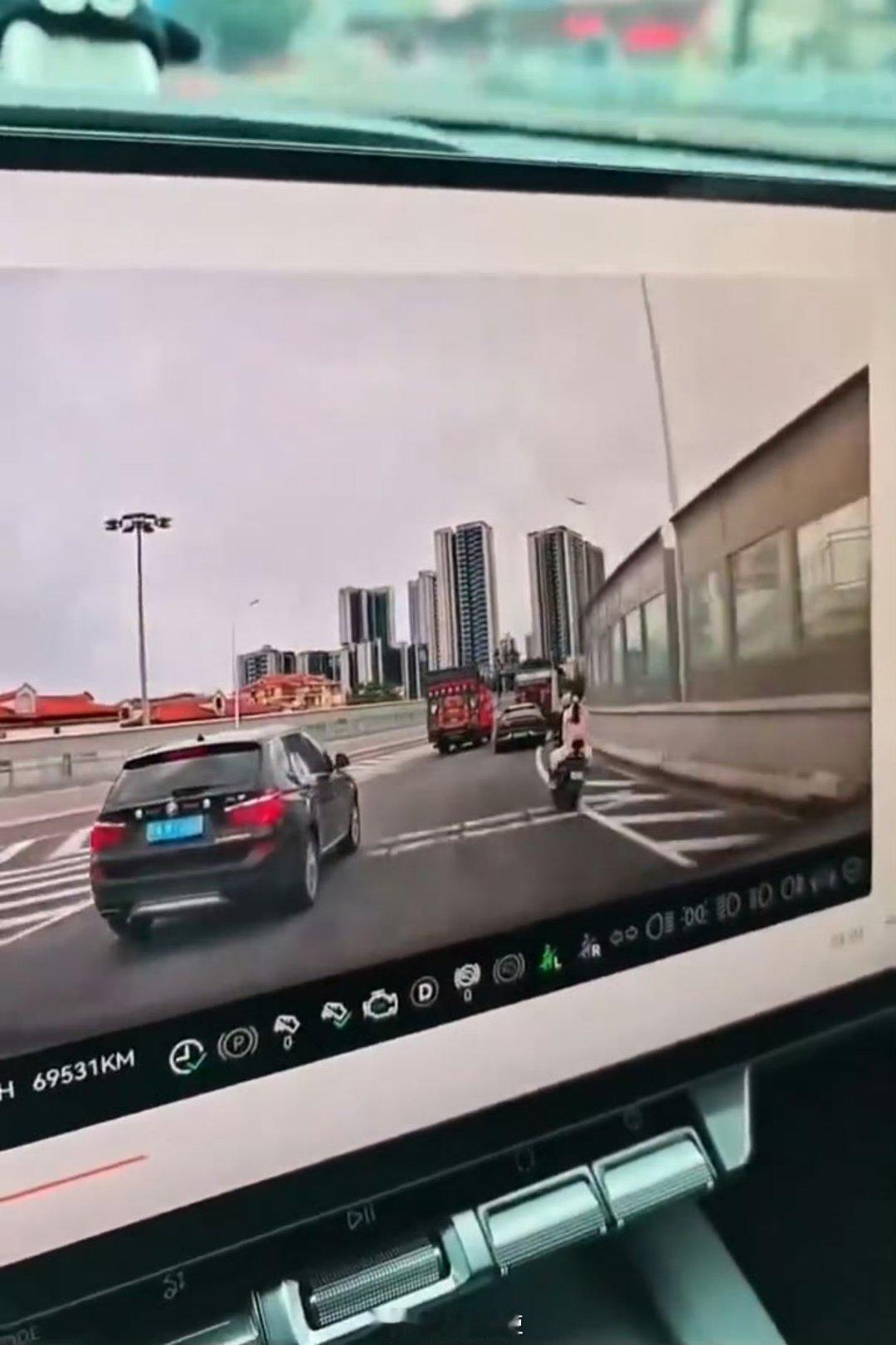 一家三口上高架引争议 看了视频，这两位监护人几乎把电动车能违规的行为都来了一个遍