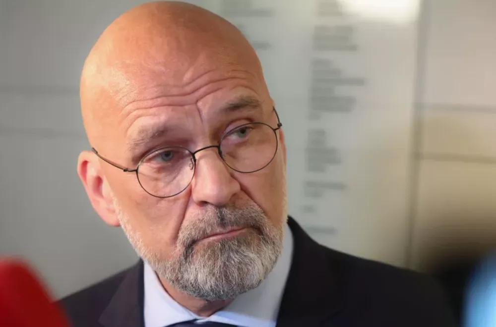 欧盟不断加码的制裁和源源不断的武器支援，本质上并不是在调停，而是在疯狂给冲突火上