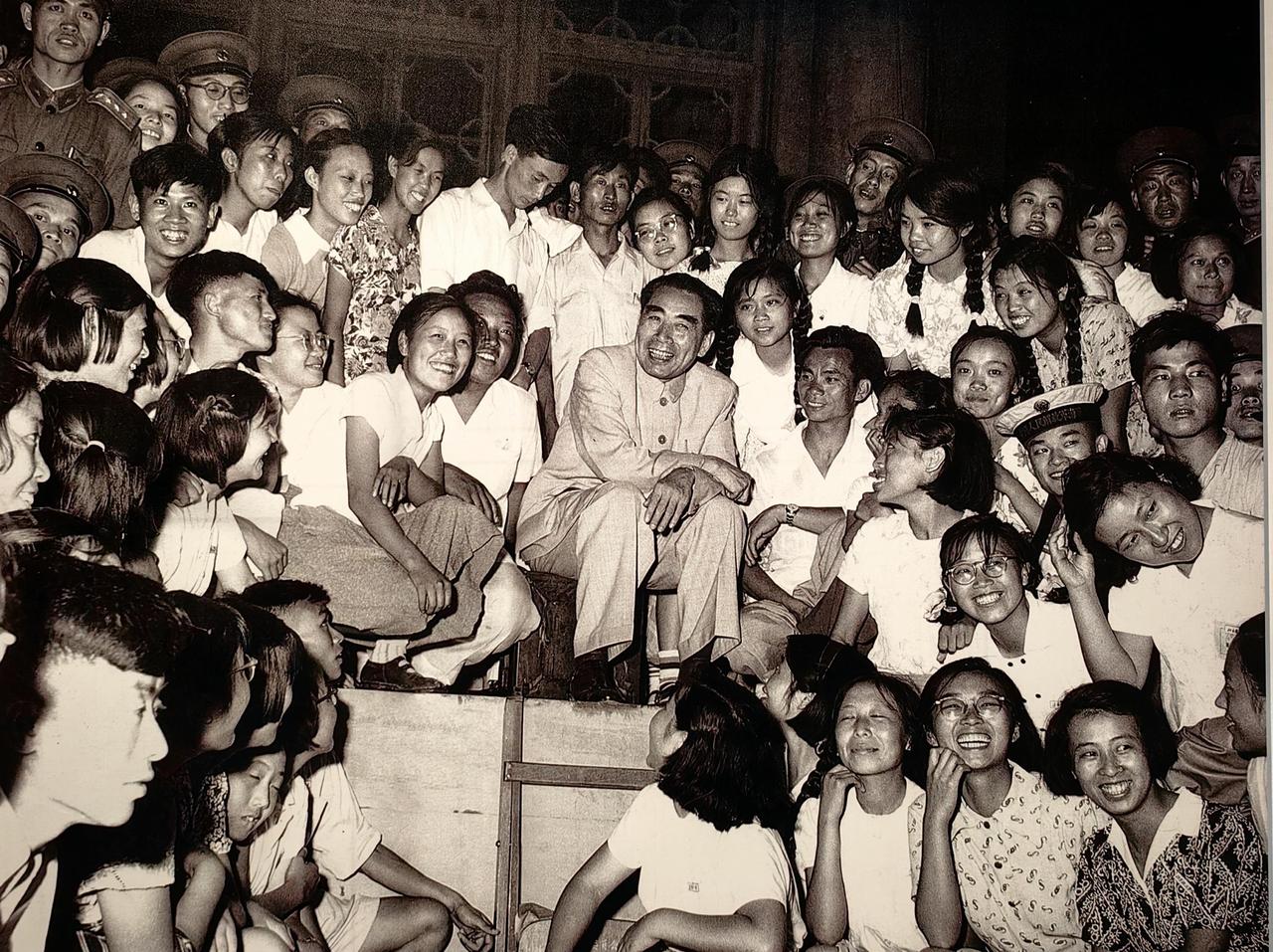 从未见过，
稀有照片，
来自绍兴，
周恩来祖居纪念馆。

他在丛中笑，
笑得很慈