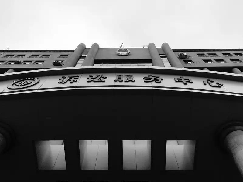 今天去立案，因为有四个被告，立案的工作人员告诉我，新旧起诉状各要五份，还有就是民