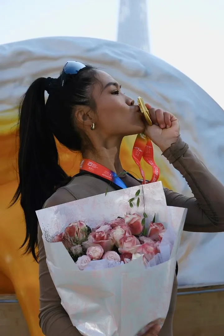 我奖牌与广州小蛮腰合影啦