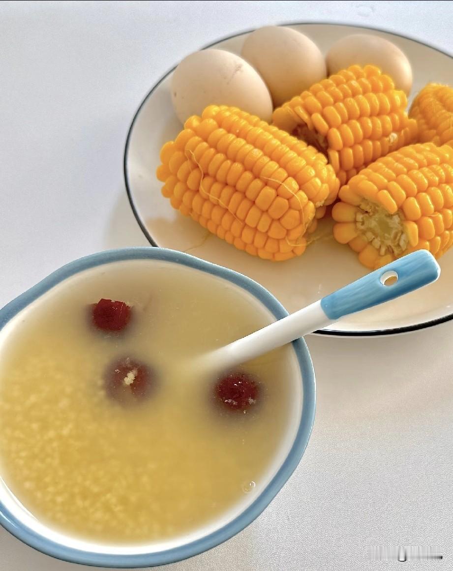 煮小米粥别直接加水下锅！一招熬得米油厚、绵稠喷香

好多人煮小米粥清汤寡水没米油