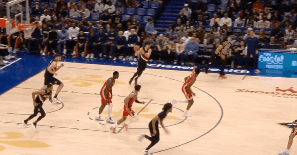 逐帧拆解：34分11助率队取胜，镜头解析阿夫迪亚传球技法图1接克林根传球后持球推