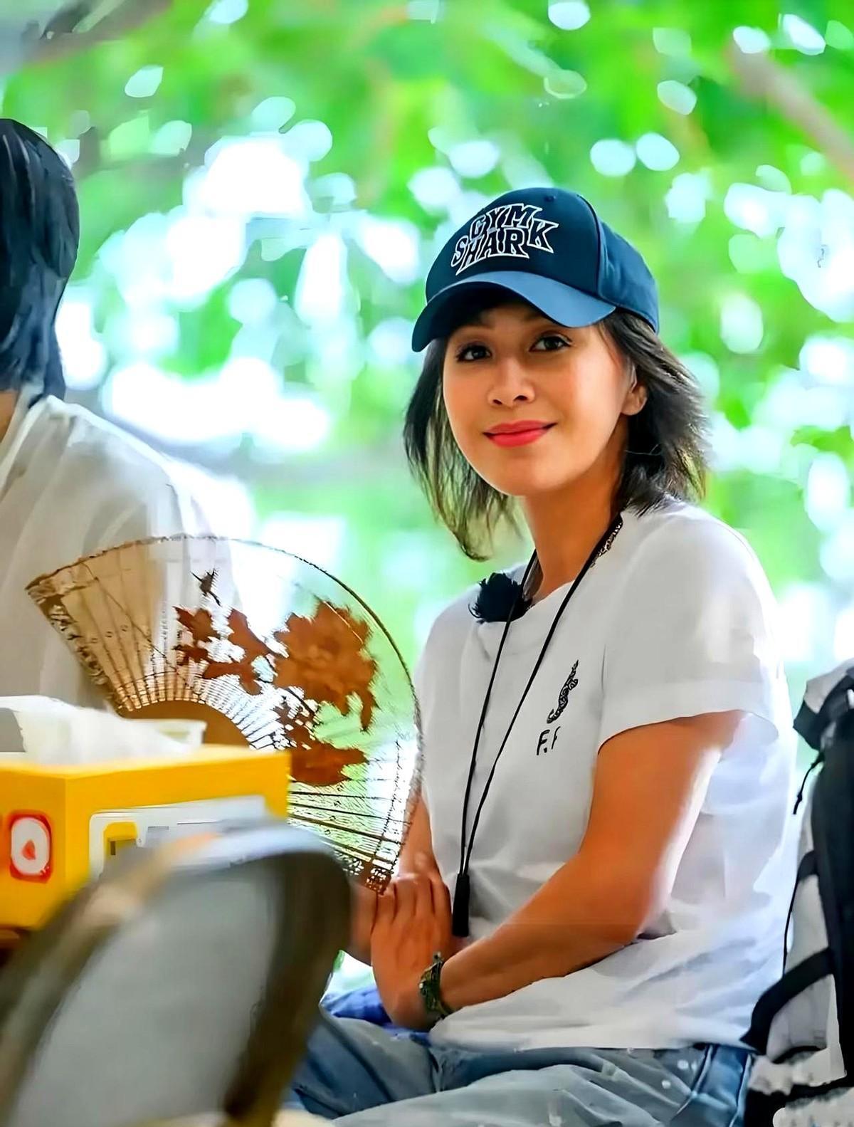 骂她“老女人”的键盘侠，还没挤进上海的艺术展。
刘嘉玲甩出金像奖奖杯时，你还在敲