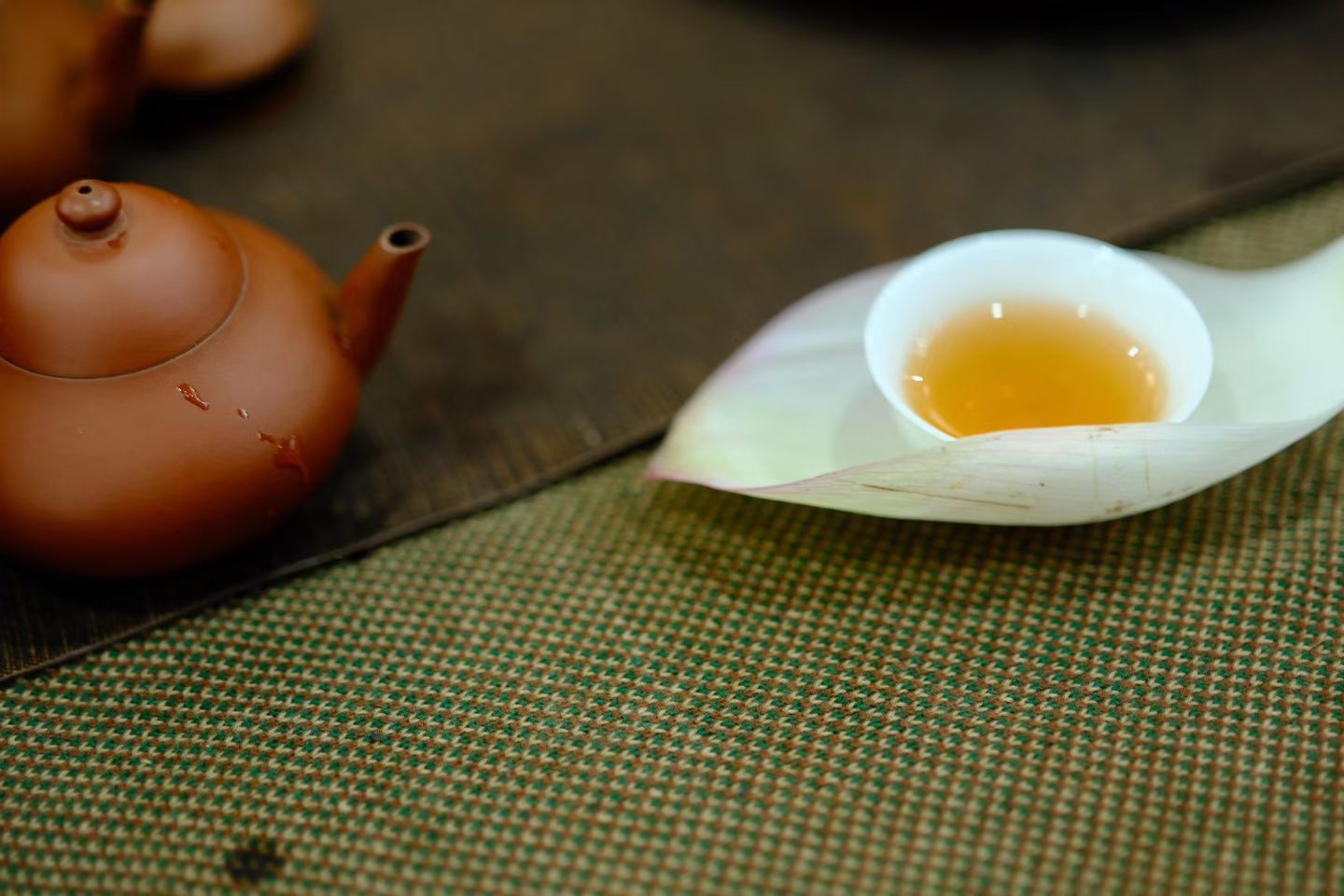品茶赏器交友  一盏茶，一阵风，一份心安。就这样，已经很好了。 