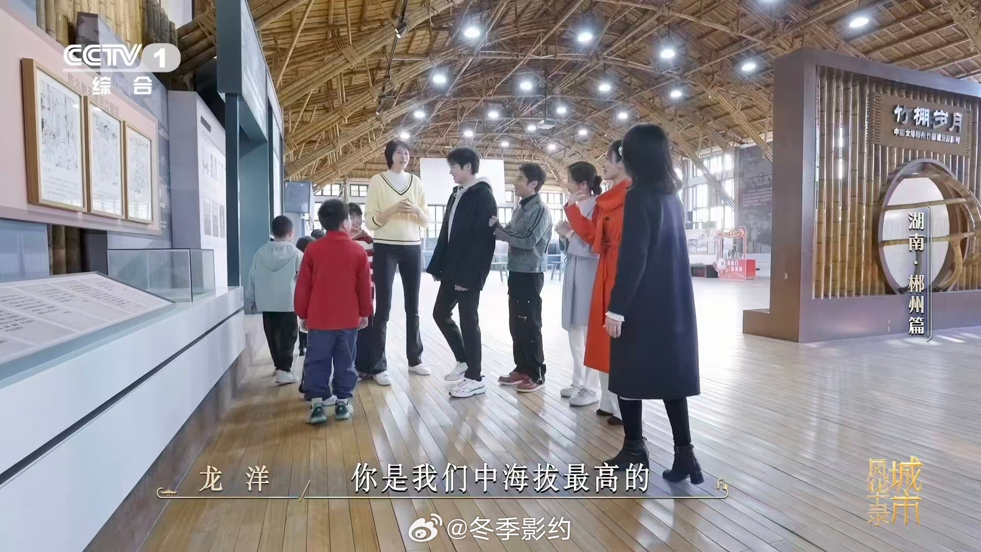 小撒被魏大勋一眼看穿撒贝宁在场地里奋力救球特别专注，旁边的魏大勋却早就看出了他的