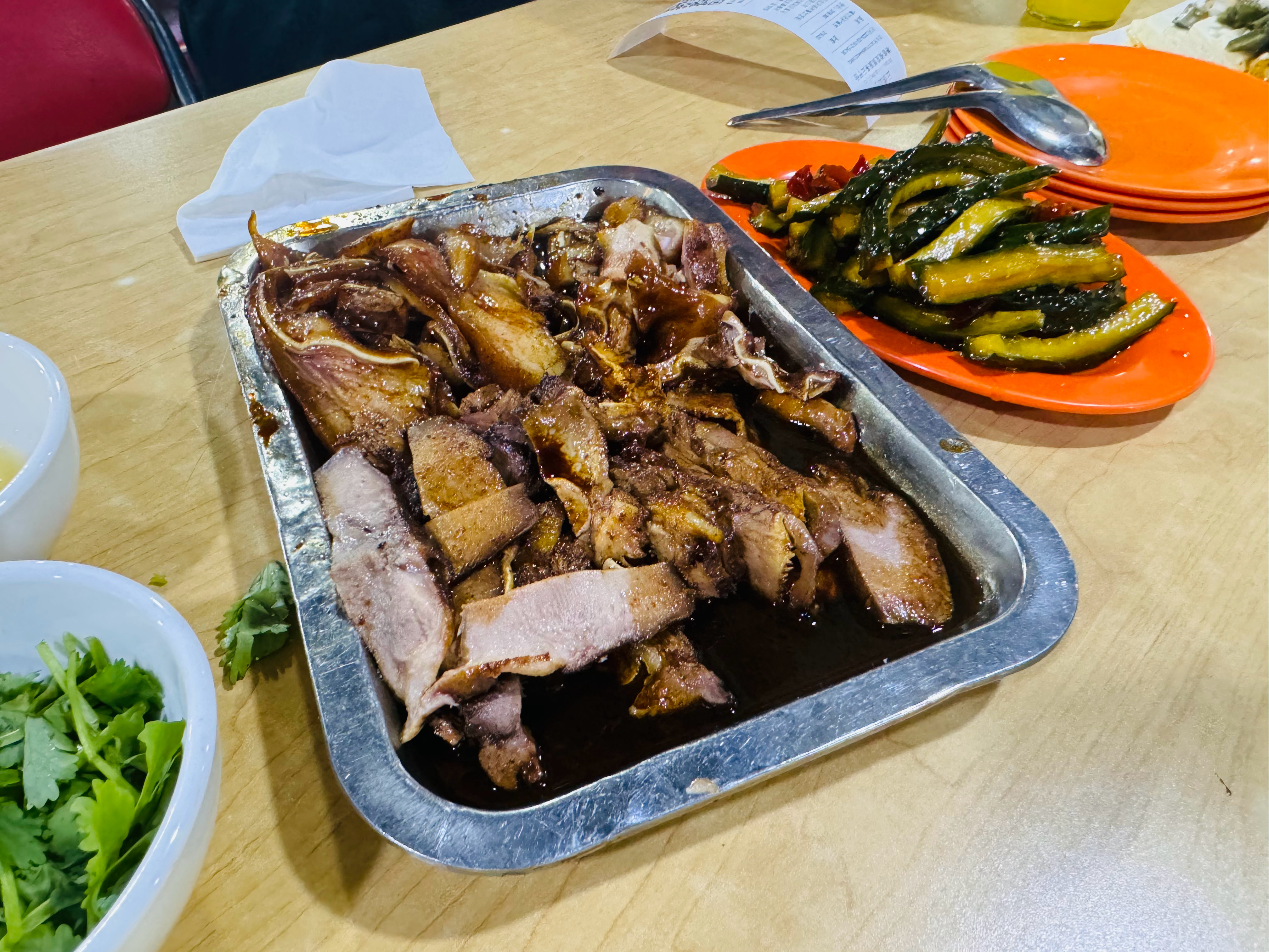卤煮的味儿确实很顶……顶人[doge]不过酱肉和烤肉串好吃！ ​​​