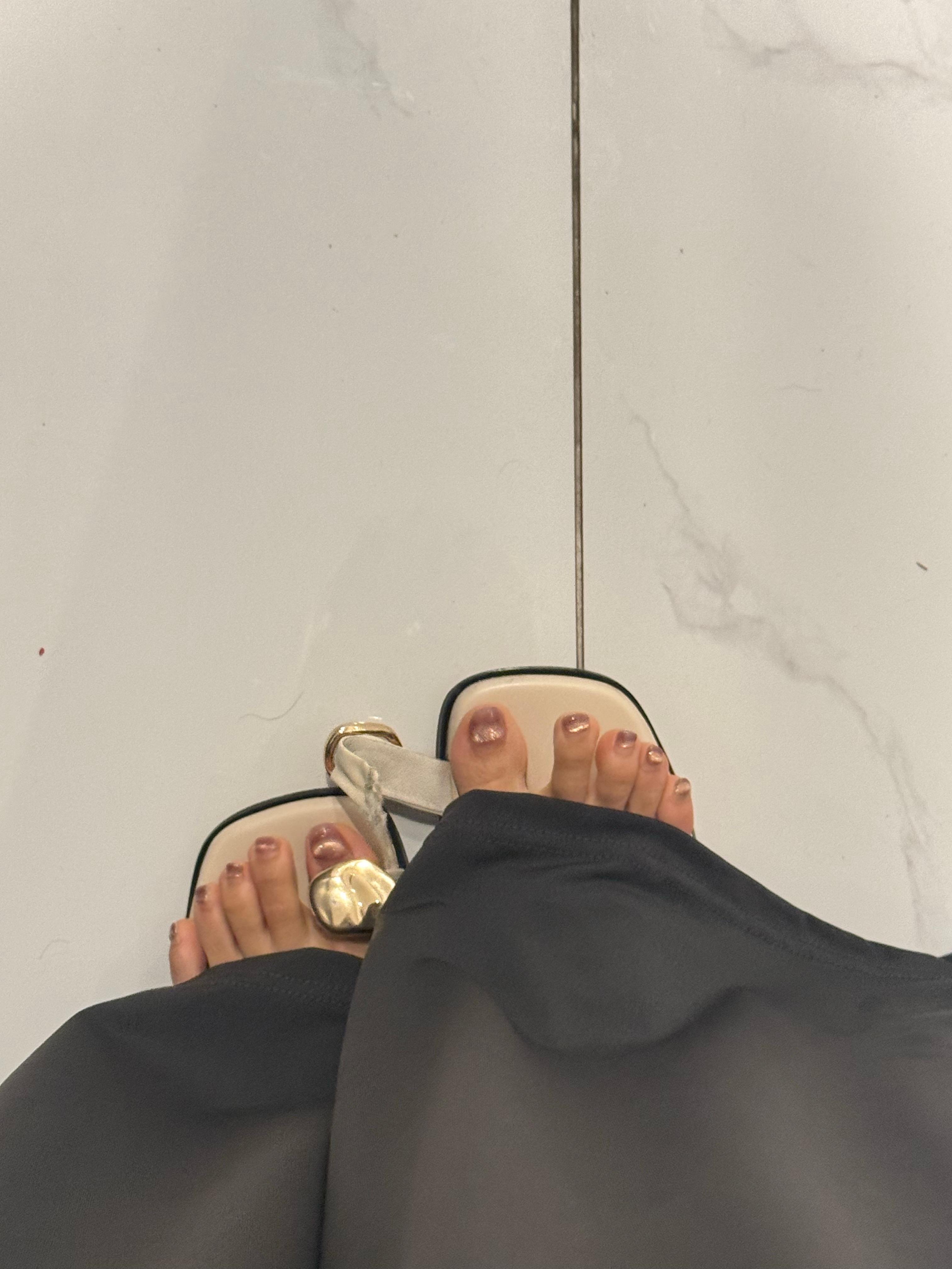 好搞笑 走着走着鞋烂了🙈