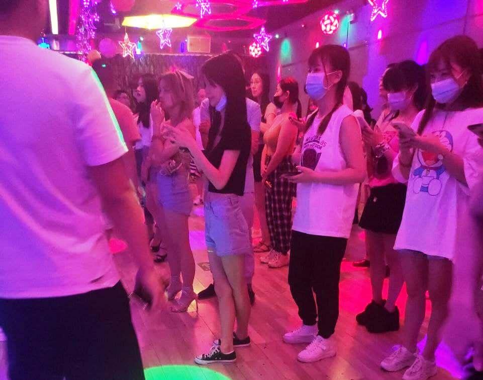 舞厅灯影里的真心，最不值钱
舞厅的灯光永远是半明半暗的，暖黄的光裹着躁动的舞曲，