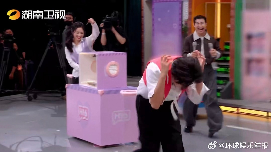  本期笑点被他俩承包！沈月小机灵，陈哲远小可爱 陈哲远被沈月吓出表情包沈月有些鬼