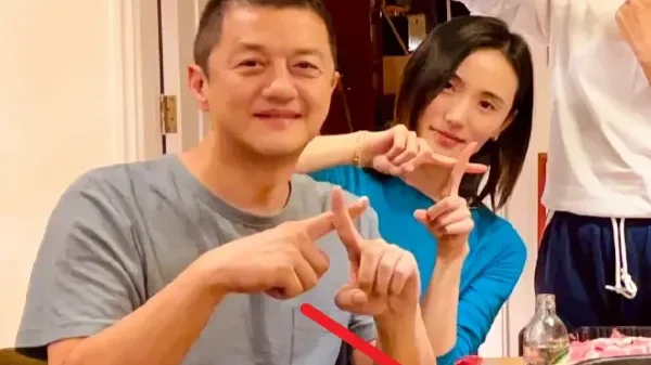 《李亚鹏卖酒：跨界背后的新尝试与新挑战》 近日，李亚鹏涉足卖酒领域，这...