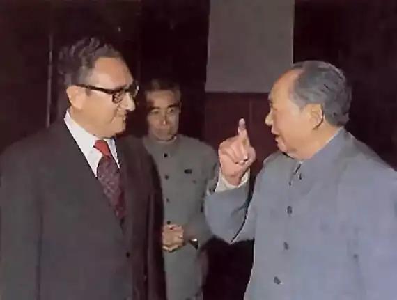 美前国务卿基辛格回忆道，“毛泽东的书房里没有铺地毯，也没有名贵的花瓶，但他坐在那