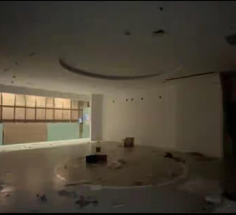 严总在赛格的商铺，被扒空了！
会有谁来接手？新店开业不膈应吗？怨气、冤气太重，赶