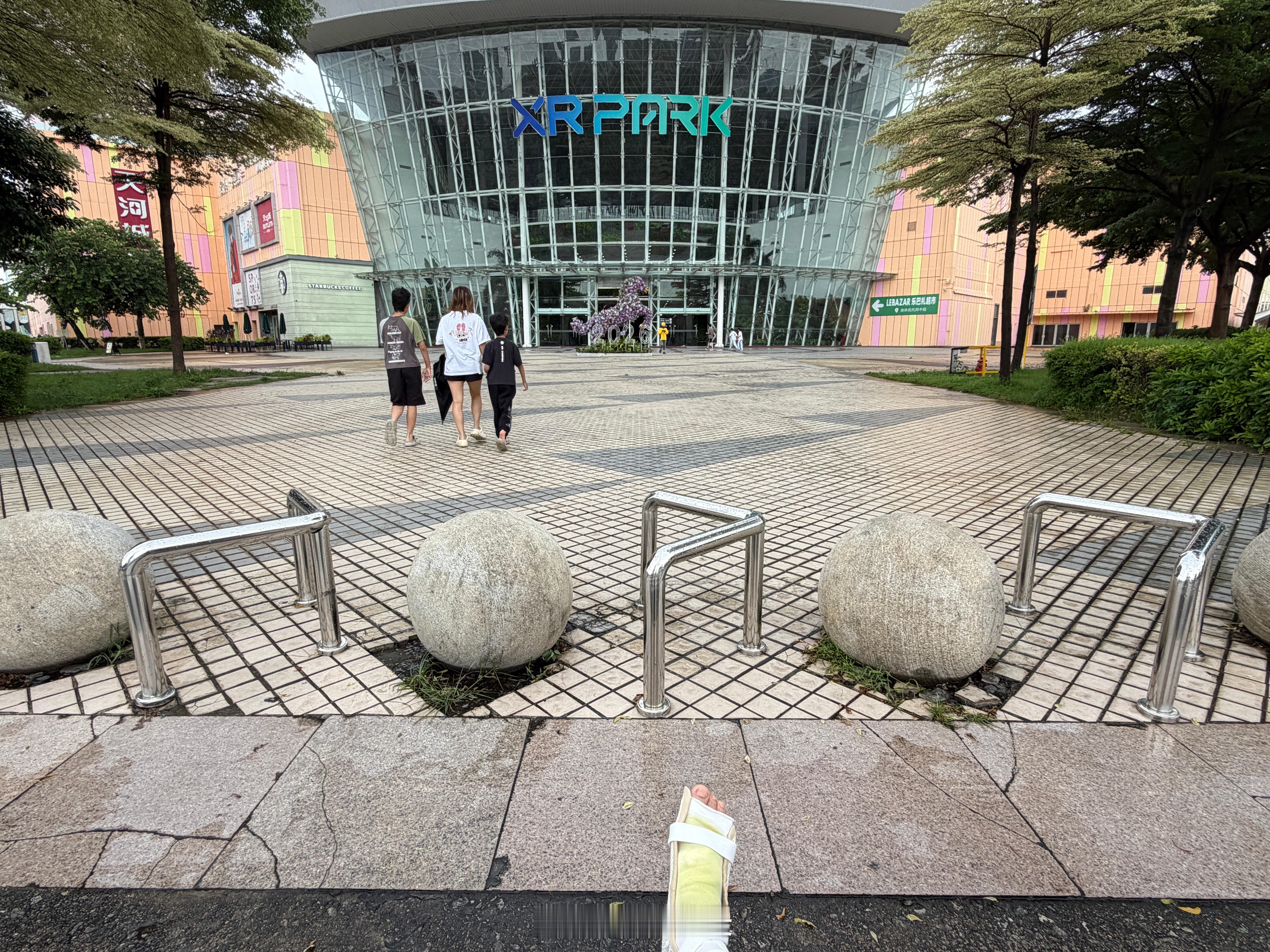 各大商场和小区，为了防电动车，把残疾人也挡住了，哎以前没受伤的时候就觉得很多设计