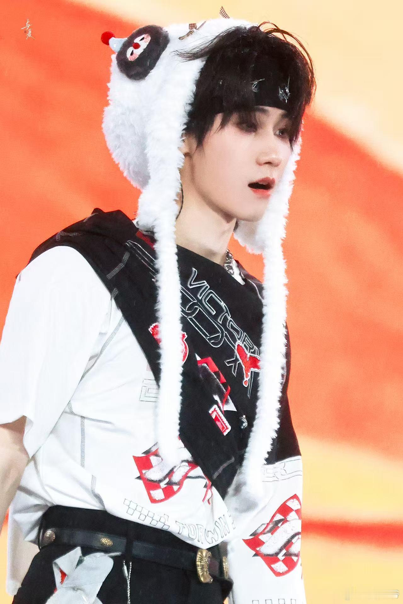 张真源SomeoneLikeYou演唱会首秀 广州演唱会真的藏满惊喜，张真源带着