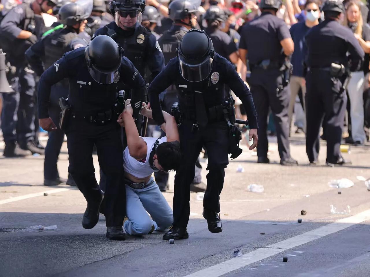 美国蒙面特工枪杀女诗人事件，是一起交织了执法争议、政治叙事与社会对立的复杂案件，