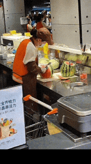 胖东来这样做西瓜汁……
这就是大家说的“迪拜刀法”，能保证每盒瓜甜度均匀，拿吃不