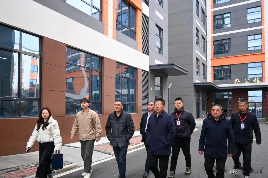 11月19日上午，汉台区人力资源和社会保障局工作人员一行三人莅临陕西科贸技工学校