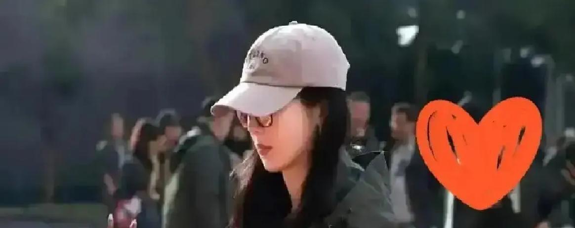 开机第三天被拉去比脸，杨紫一句话没说
 
导演喊开机，她还在背词，副导悄悄递话：