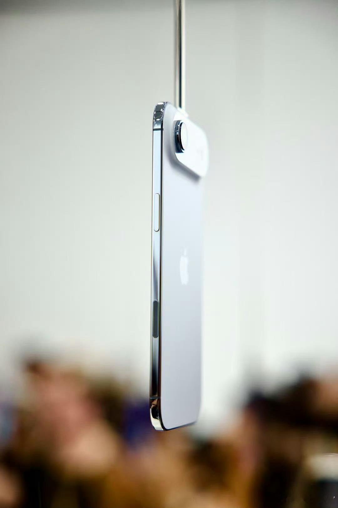 iPhone Air为了超薄牺牲太多东西，除非你有钱人想要尝鲜，不然的话真心不建