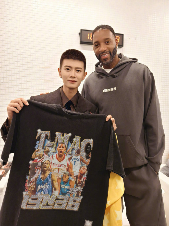 参加NBA聚星名人赛的真正目的是这个吧，[偷笑]任嘉伦又薅到东西了！ 追星成功的