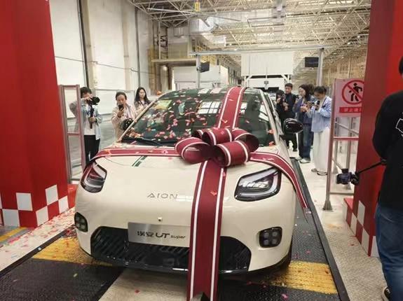 京东造车了
11月5日，京东第一辆“国民好车”埃安UT super在长沙工厂正式