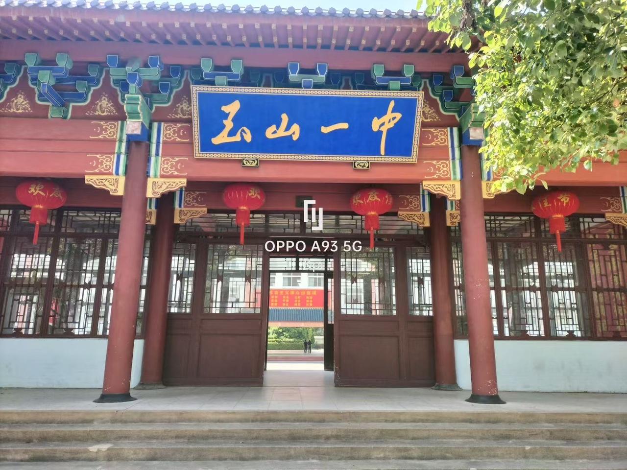 早晨还没起床就从手机微信上刷到本地重点中学的录取通知书了！

三年前带毕业的这一