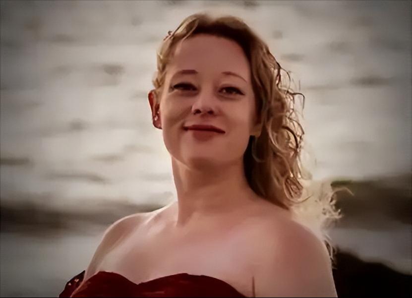 特朗普这次没法收场了，美国街头被击毙的37岁白人女性雷尼，真是buff叠满，不是