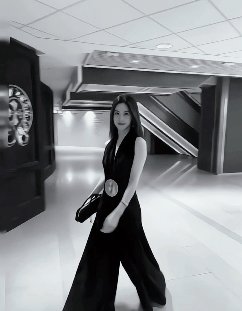 刷到章泽天出席香港巴塞尔艺术展的图，一身深V黑裙真的太杀我了！利落剪裁衬得整个人