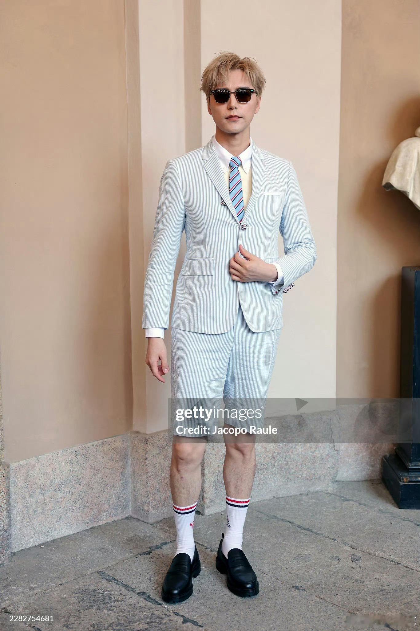 阿云嘎 × 米兰男装周 米兰第三场！阿云嘎身穿浅蓝色条纹短裤套装亮相Thom B