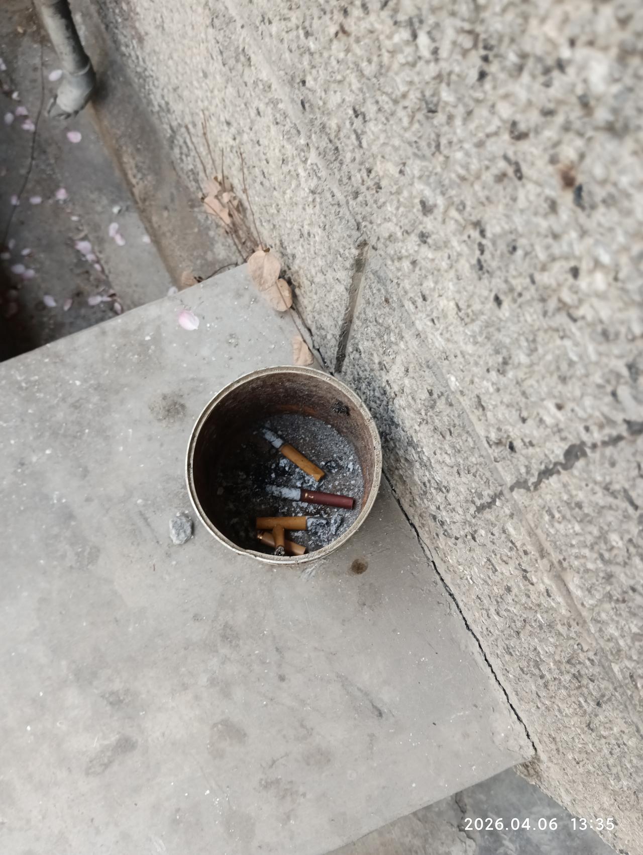 地点:上海某康复医院
到上海某康复医院进行心脏肢体康复，发现在医院的厕所里、楼梯