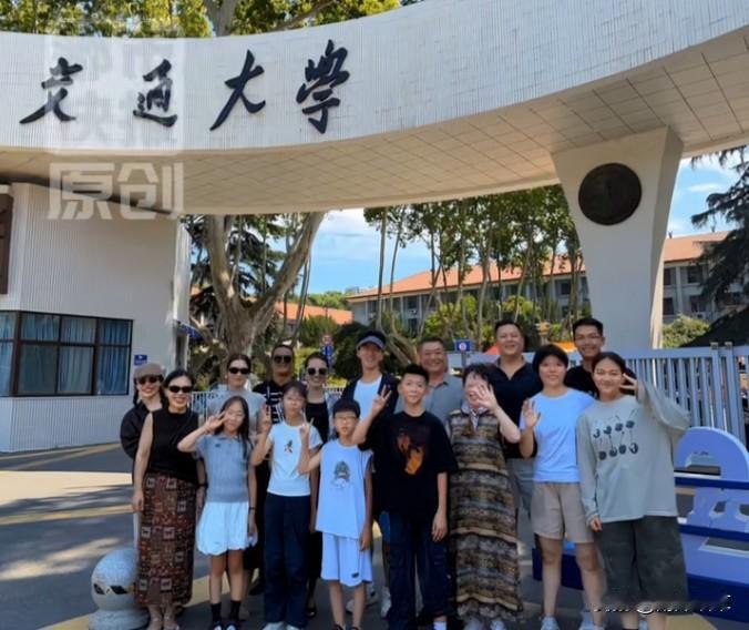 果然是山东人
刷视频刷到都市快报，山东一家人组团送孩子来西安交大报到，包了一辆中