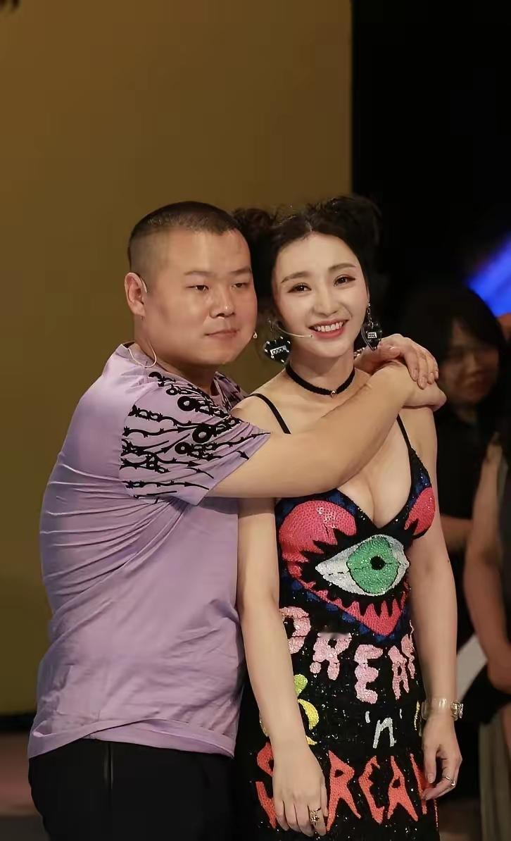 柳岩那件黑亮片裙，胸口一颗红心，出场就惊艳全场。
可当年迎接她的，是铺天盖地的网