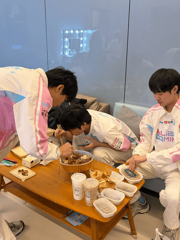 BLG选手趣事：Bin哥严选美食品鉴中；K皇忙碌训练不忘健身？BLG挑战一穿三D