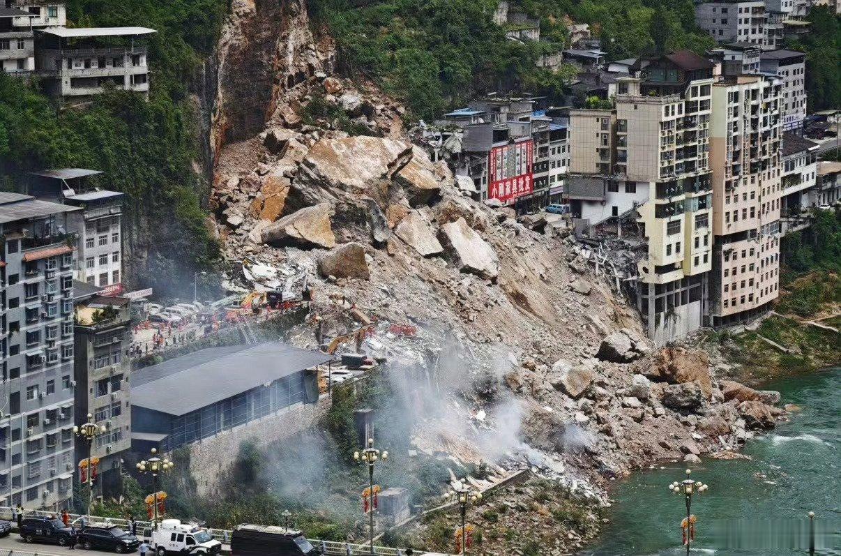 重庆山体崩塌2026年7月17日，重庆彭水汉葭街道突发山体崩塌，巨石裹挟泥沙倾泻