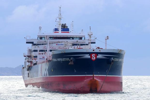 根据《华尔街日报》采访的美国官员称，2月3日凌晨，六艘伊朗革命卫队的快艇，在靠近