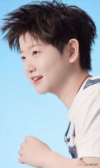 4 月份的孙颖莎忙得不可开交。
看看 4 月份以来孙颖莎经历的大事：

1. 4