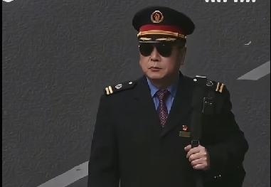 我的表弟小时候放过牛，种过地。其父在铁路上退休后，他顺其自然地顶替父亲职位，当了