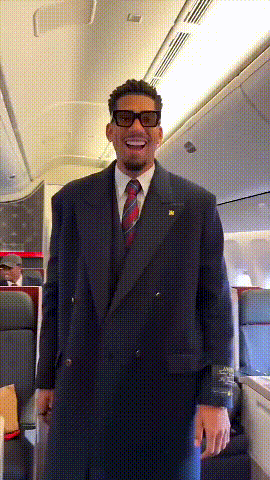 巴萨男模队闪亮登场......托雷斯一身笔挺西装，气质优雅，颜值爆表，是真的帅到