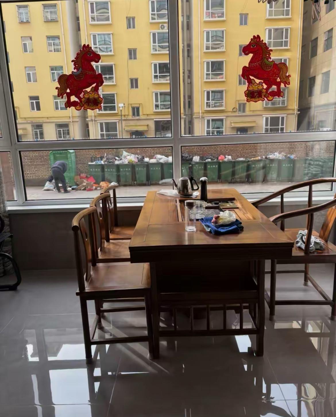 窗外垃圾桶影响居住体验，有没有温和的处理方式？