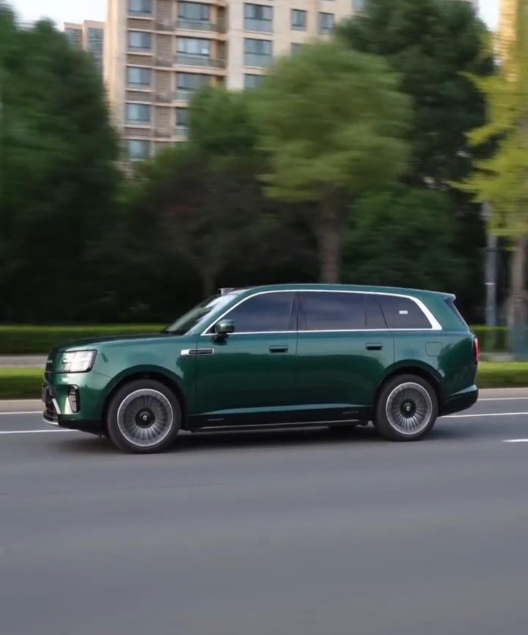 虽然一眼AI图，但这“墨绿色”真蛮好看的 小米汽车