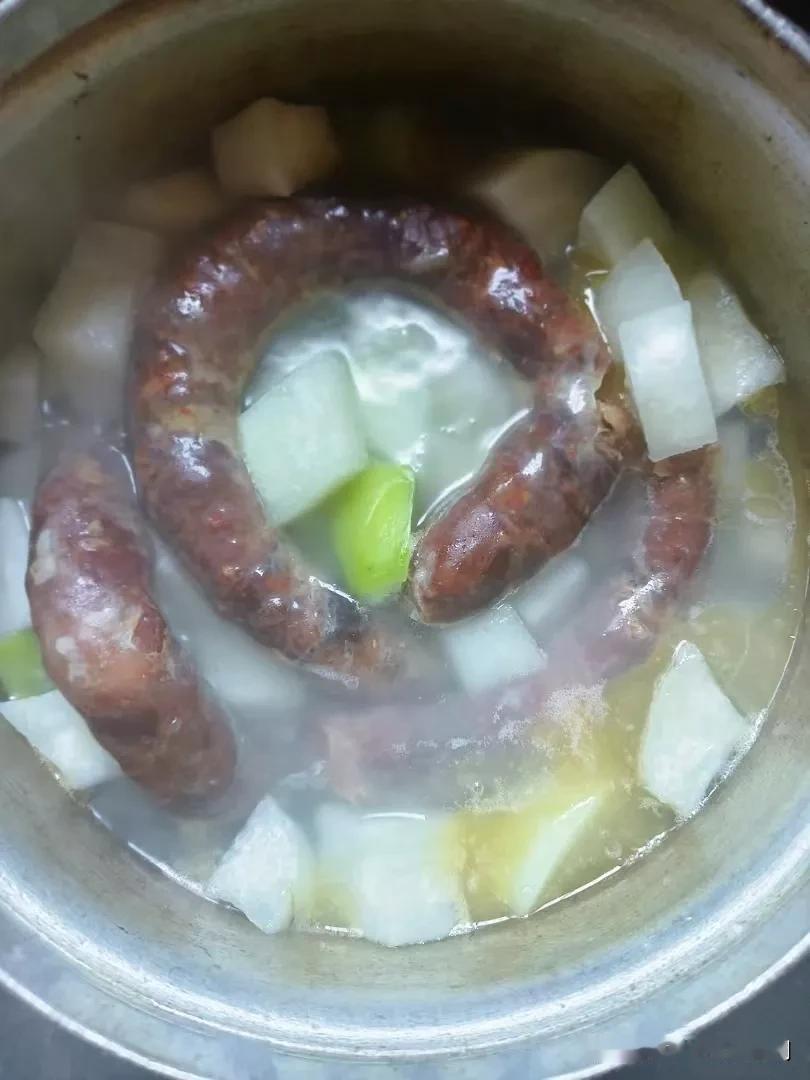 简单的生活，萝卜煮，豆腐猪血肠，瘦肉香肠，一样两几节，也就有两菜一肠了。