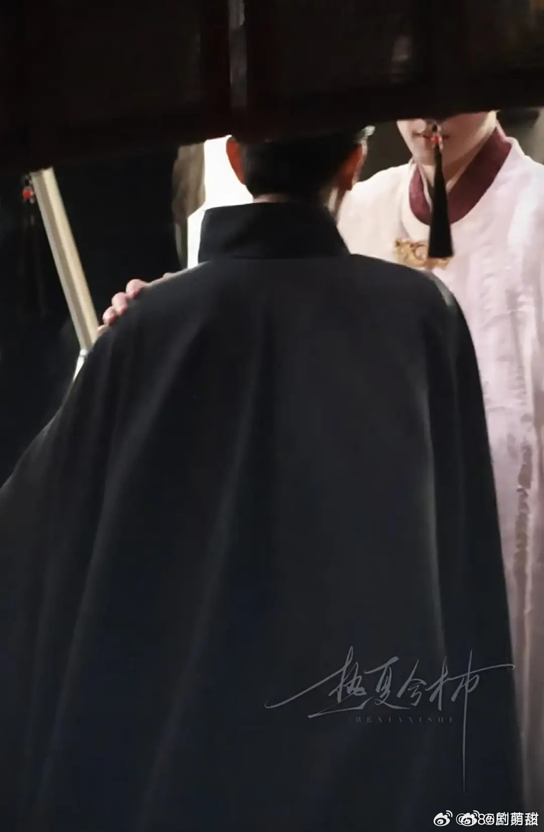 丁禹兮叶祖新真人版潇洒哥与黑大帅丁禹兮叶祖新同框路透释出，完美复刻潇洒哥与黑大帅