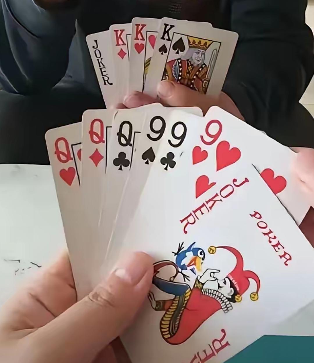 出一对，对9对Q都行。
对K管上，赢。
对K不管，出大王，三带一，赢。