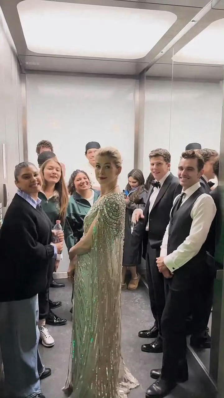 裴淳华才是《惊3》的隐藏亮点！46岁把女反派演得既有气场又有魅力，状态好到让人忘