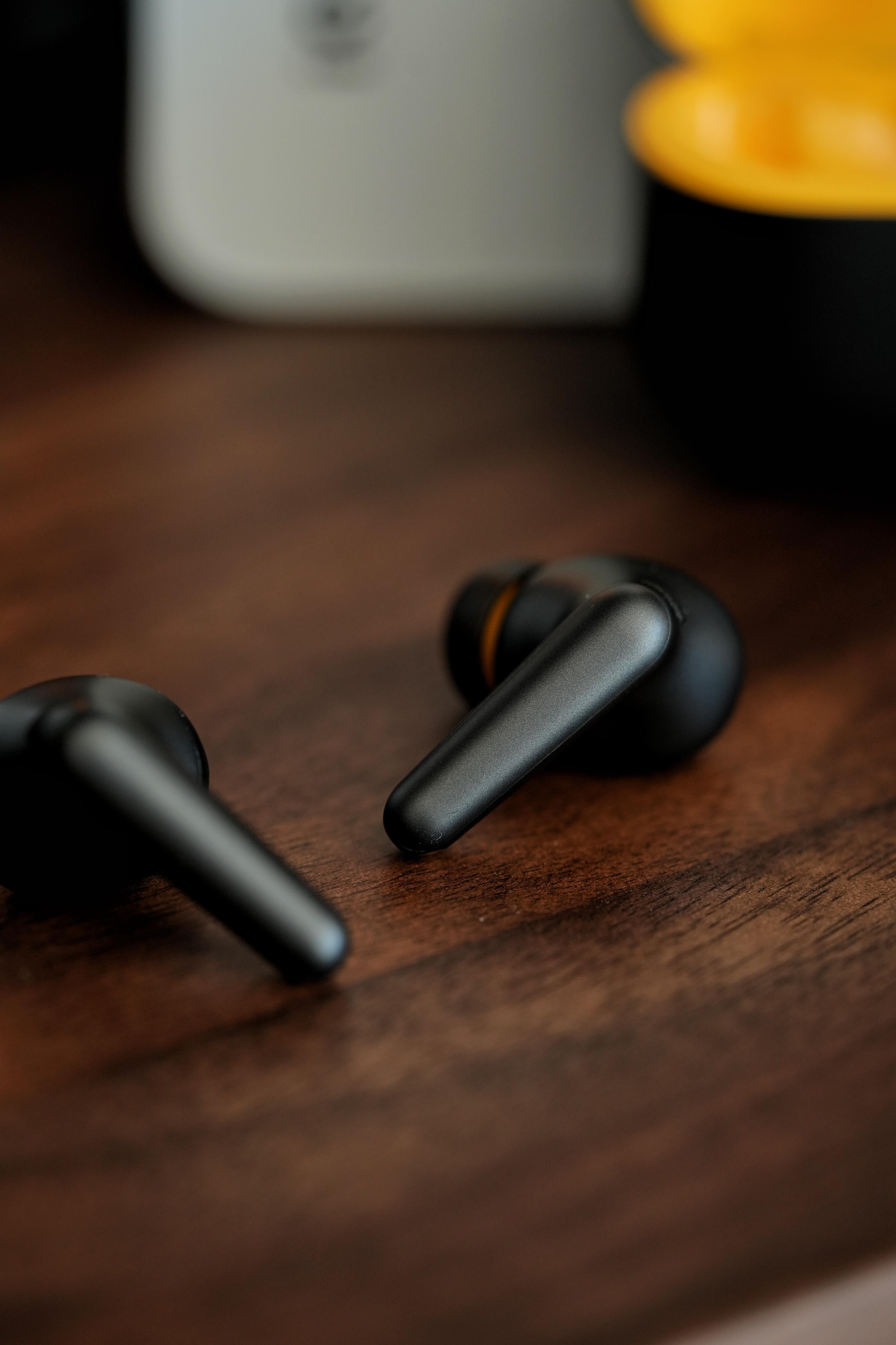 IQOO TWS5🎧1️⃣质感比上一代的2提升很大，触摸部位也改了。2️⃣降噪