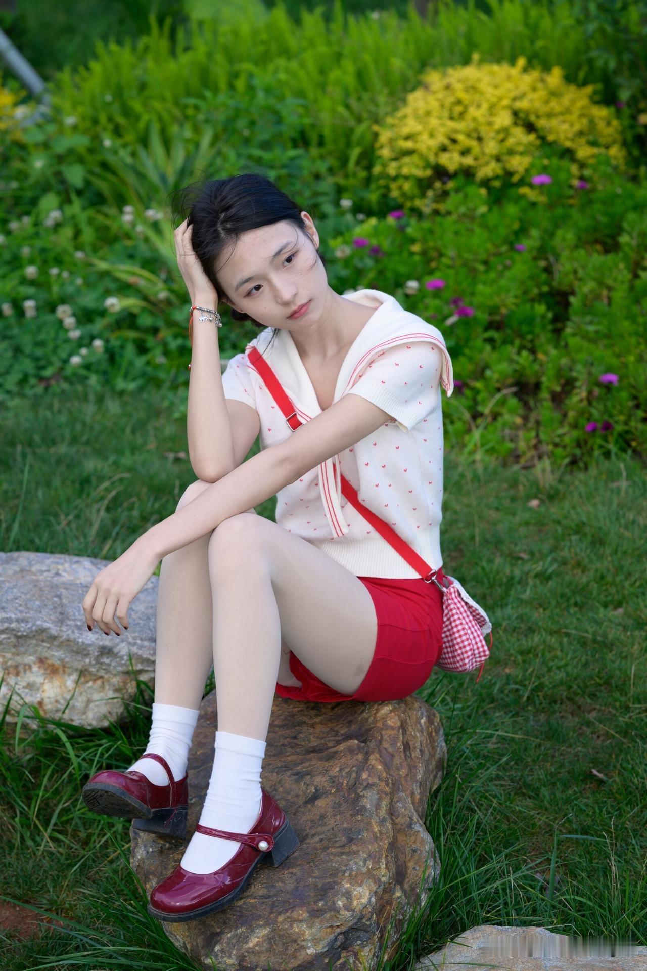少女在风中漫步，手持彩虹棒棒糖，梦幻与现实交织。