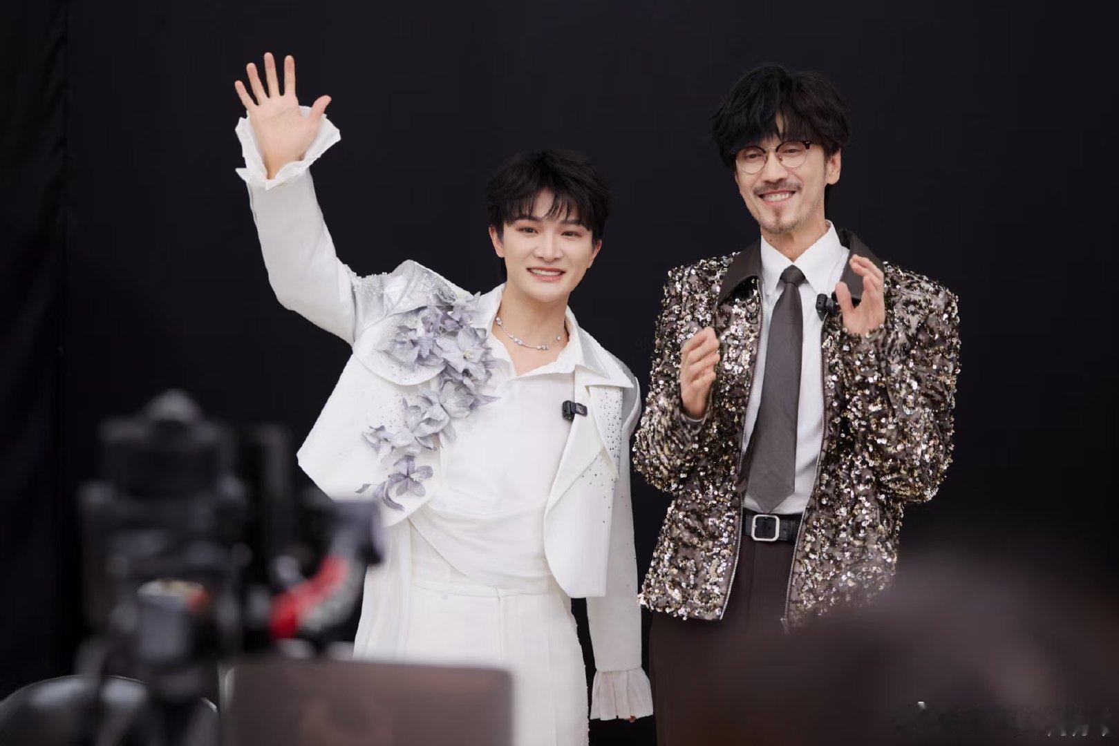 周传雄周深合照周传雄晒与周深合照 周传雄晒与周深合照 二人状态真好啊！期待两人跨