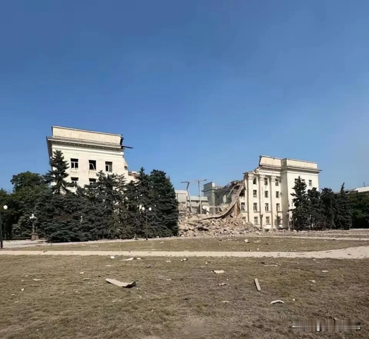 "俄军轰炸玩出新花样！专炸乌克兰国旗国徽，整栋大楼被'开瓢'..."

赫尔松州