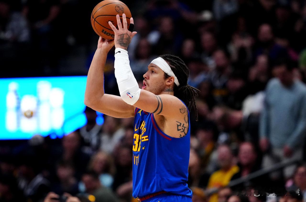 掘金遭遇沉重一击，季后赛前景再添变数。

据名记Haynes报道，掘金锋线大将阿